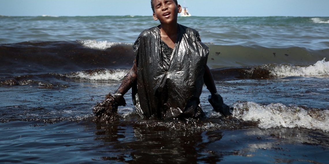 BRAZIL-ENVIRONMENT-POLLUTION-OIL-BEACH