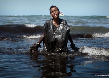 BRAZIL-ENVIRONMENT-POLLUTION-OIL-BEACH
