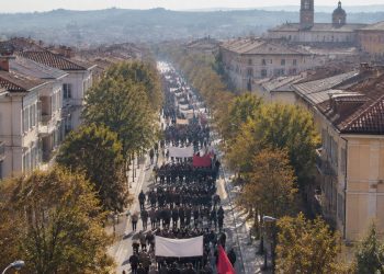 Alba, corteo contro il caporalato: mille persone da via Pola per i diritti dei braccianti