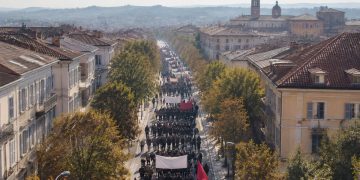 Alba, corteo contro il caporalato: mille persone da via Pola per i diritti dei braccianti