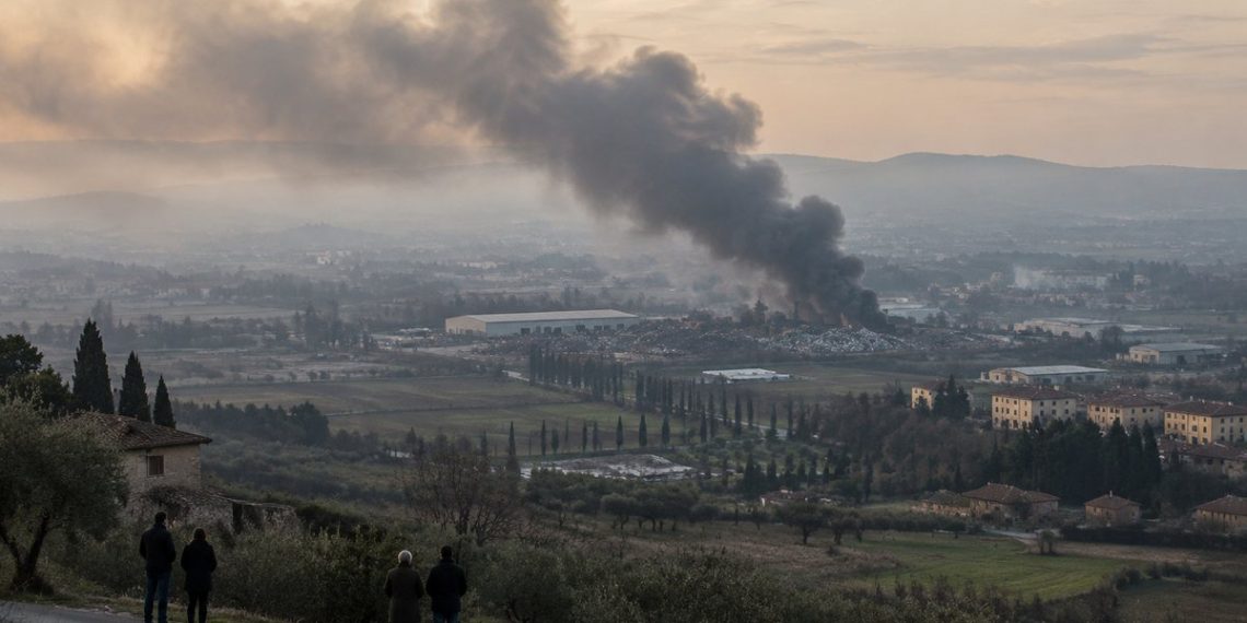 Incendio in un'azienda di rottami metallici a Pontedera, nube visibile in tutta la Valdera