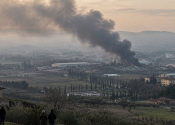 Incendio in un'azienda di rottami metallici a Pontedera, nube visibile in tutta la Valdera