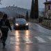 Codice della Strada, multe ai pedoni: vietato lo zig zag, bretelle obbligatorie di notte