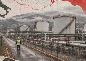 Vista aerea di un impianto di stoccaggio gas in Italia con serbatoi e tubazioni, giornata autunnale grigia