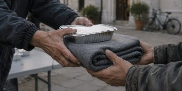 Trieste, pasti ai migranti vietati nel weekend: «Ci hanno lasciato l'ora d'aria»